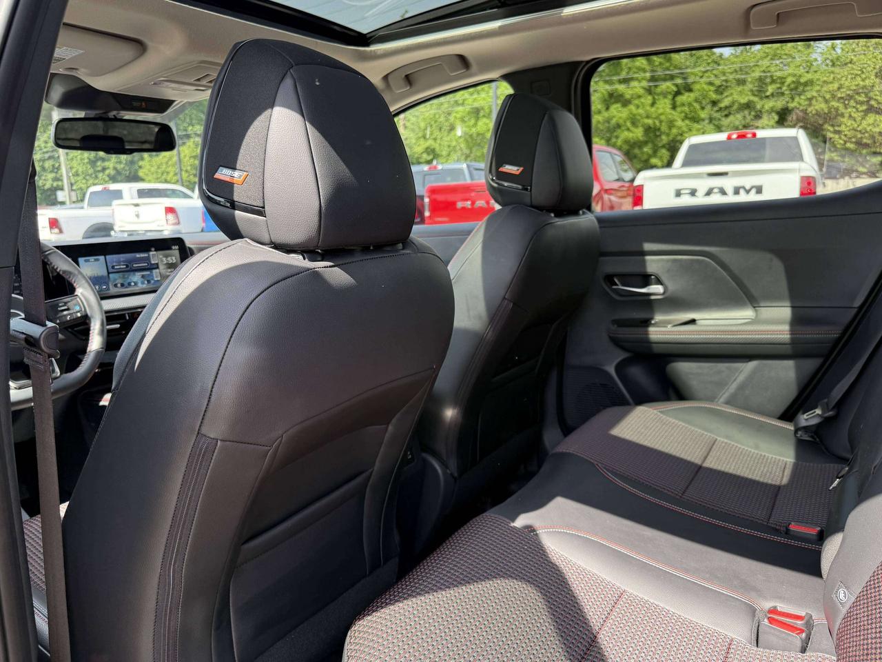 2025 Nissan Kicks SR | PANORAMIC SUNROOF | REMOTE START | BLIND SPOT Photo