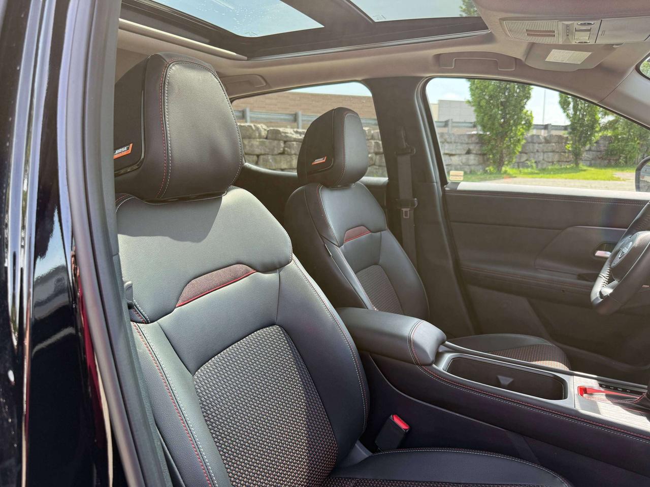 2025 Nissan Kicks SR | PANORAMIC SUNROOF | REMOTE START | BLIND SPOT Photo