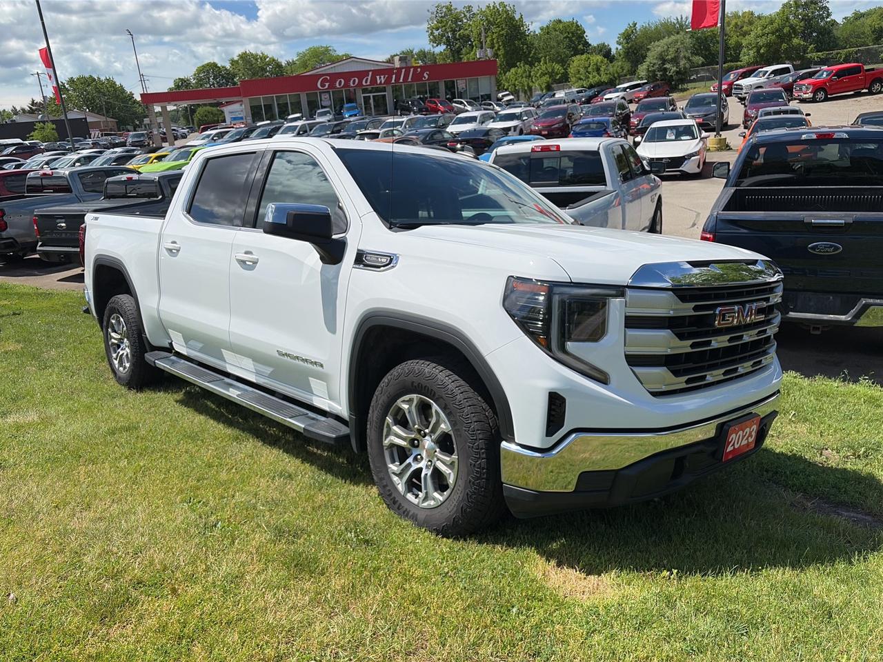 2023 GMC Sierra 1500 SLE, CLEAN CARFAX, 5.5 FT BOX, FACTORY WARRANTY! - Photo #3