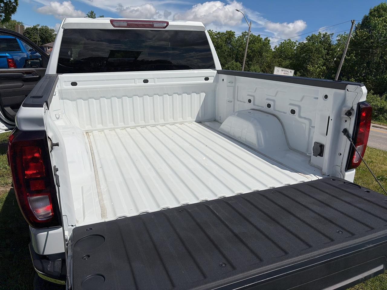 2023 GMC Sierra 1500 SLE, CLEAN CARFAX, 5.5 FT BOX, FACTORY WARRANTY! Photo