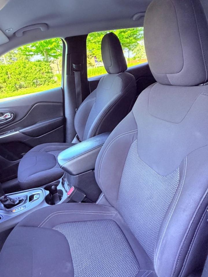 2019 Jeep Cherokee Sport Front-wheel Drive Photo