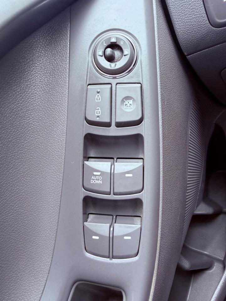 2013 Hyundai Elantra GLS 4dr Sedan (1.8L 4cyl 6M) Photo