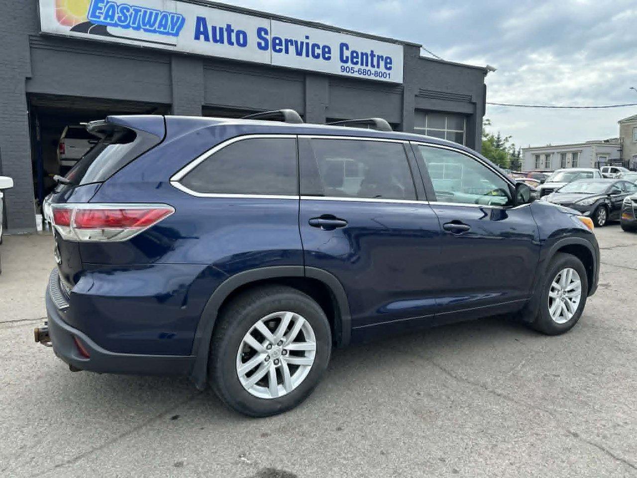 2015 Toyota Highlander LE Photo3