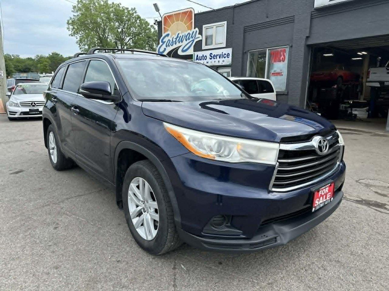 2015 Toyota Highlander LE - Photo #2