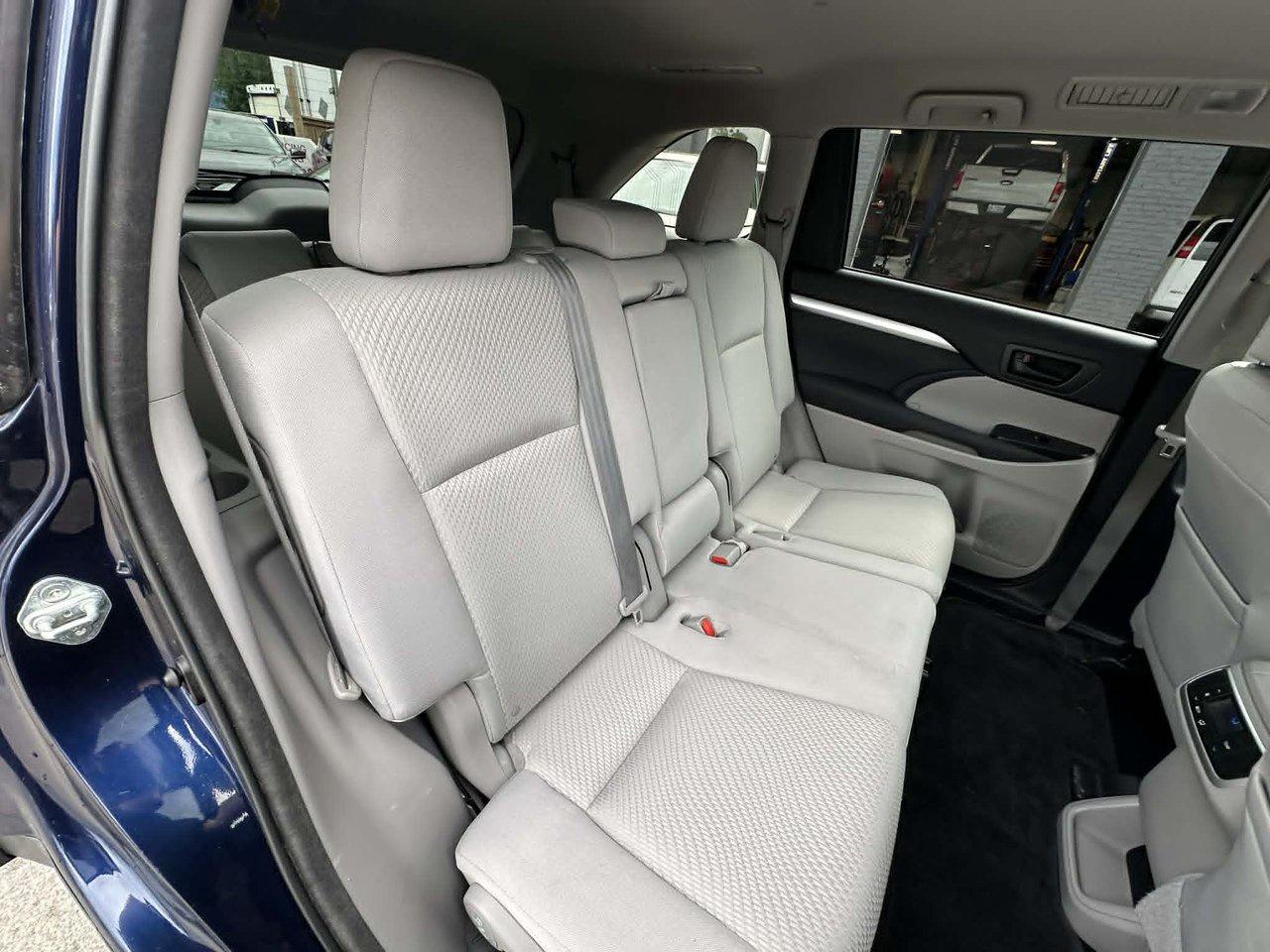 2015 Toyota Highlander LE Photo