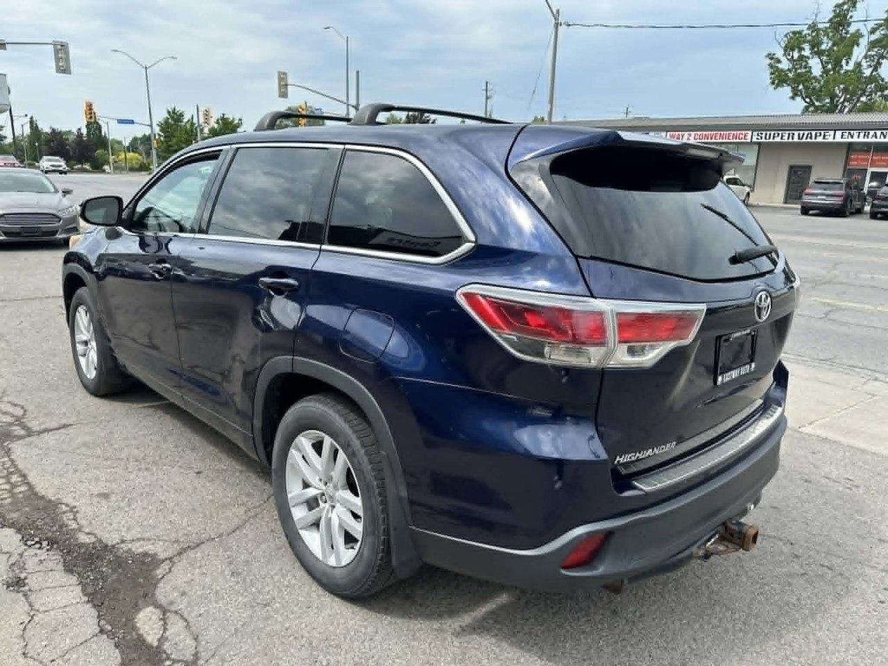 2015 Toyota Highlander LE Photo