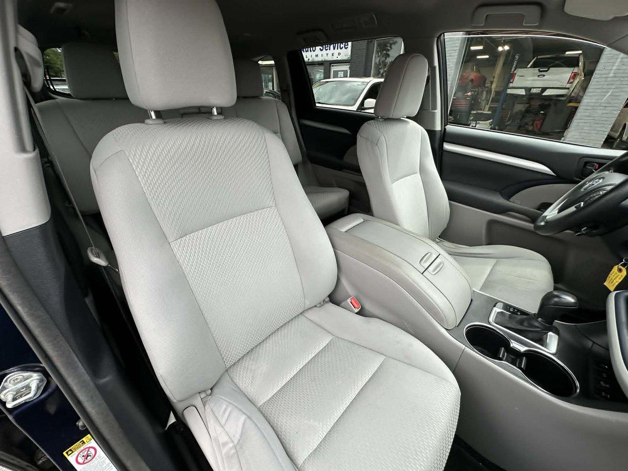 2015 Toyota Highlander LE Photo