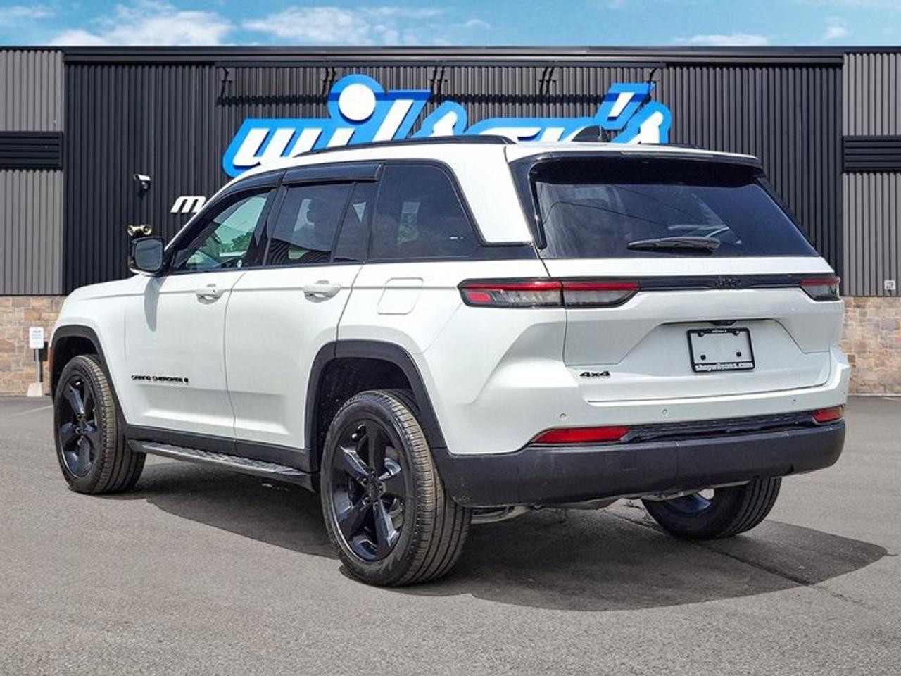 2024 Jeep Grand Cherokee Altitude 4X4 | Leather/Suede | Sunroof | Tow Pkg | Remote Start | Power Liftgate | and More ! Photo