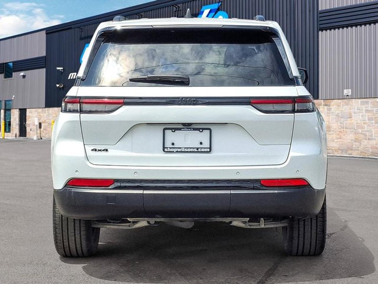 2024 Jeep Grand Cherokee Altitude 4X4 | Leather/Suede | Sunroof | Tow Pkg | Remote Start | Power Liftgate | and More ! Photo
