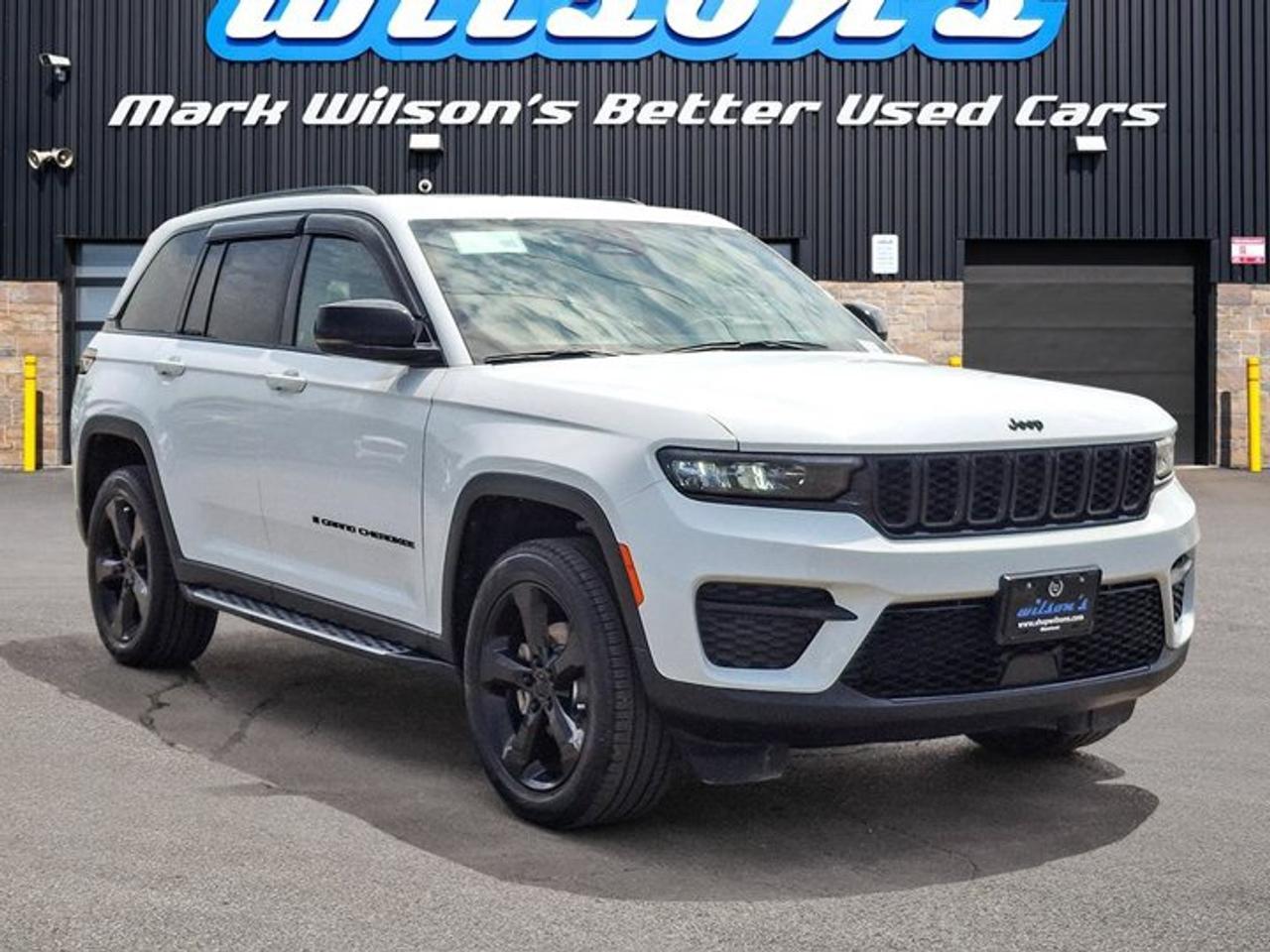 2024 Jeep Grand Cherokee Altitude 4X4 | Leather/Suede | Sunroof | Tow Pkg | Remote Start | Power Liftgate | and More ! Photo