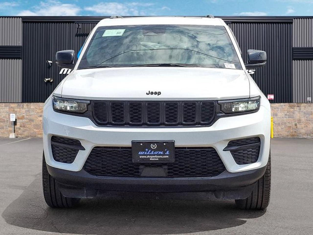 2024 Jeep Grand Cherokee Altitude 4X4 | Leather/Suede | Sunroof | Tow Pkg | Remote Start | Power Liftgate | and More ! Photo