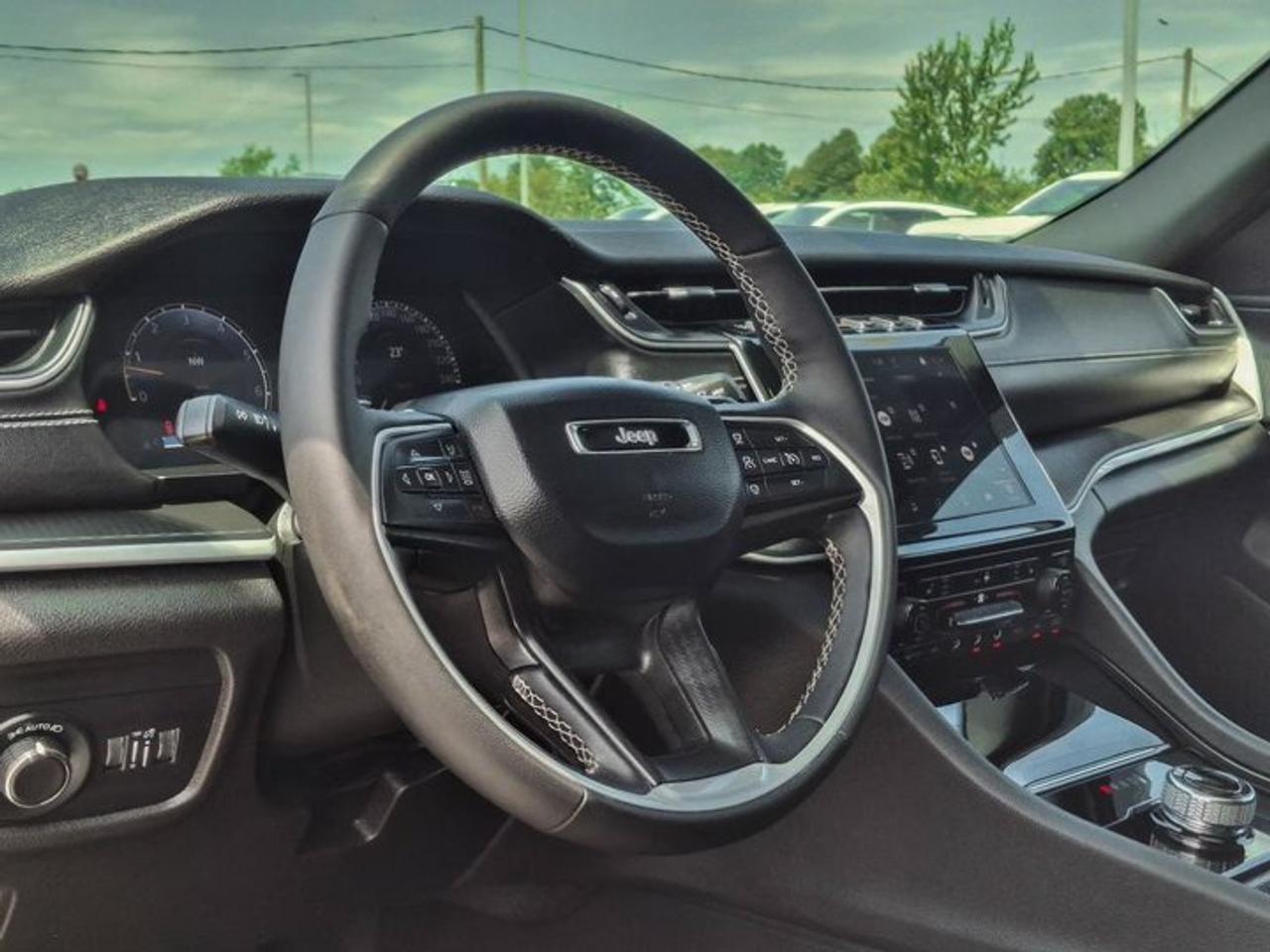 2024 Jeep Grand Cherokee Altitude 4X4 | Leather/Suede | Sunroof | Tow Pkg | Remote Start | Power Liftgate | and More ! Photo