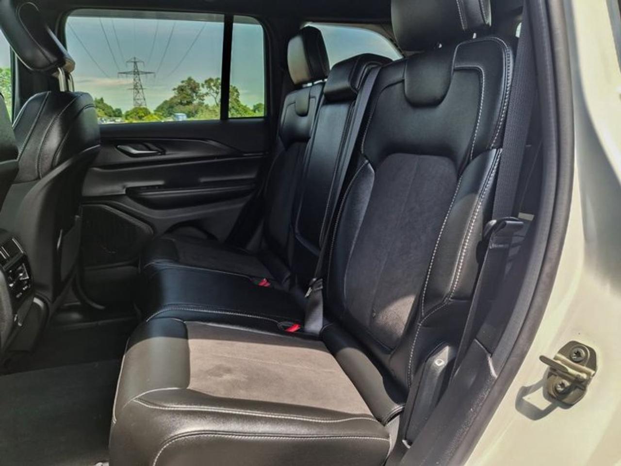 2024 Jeep Grand Cherokee Altitude 4X4 | Leather/Suede | Sunroof | Tow Pkg | Remote Start | Power Liftgate | and More ! Photo