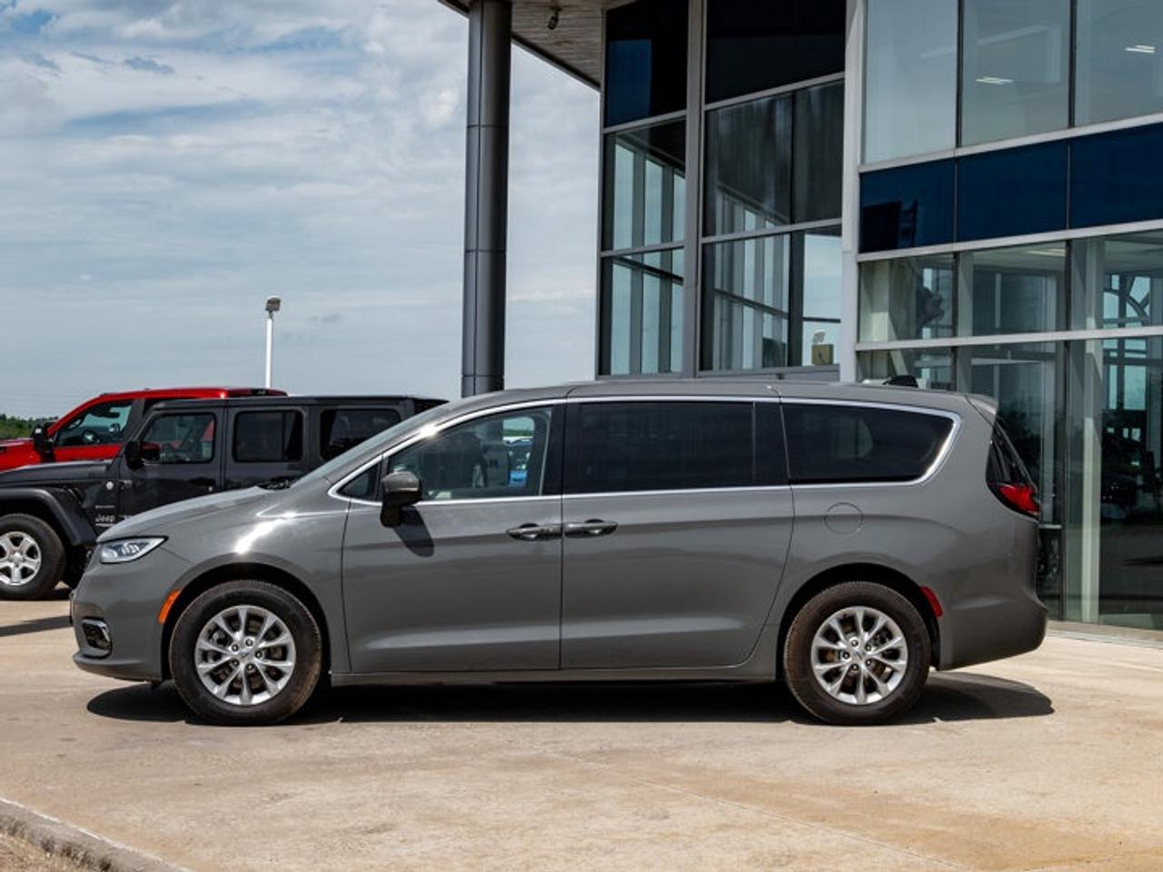 2023 Chrysler Pacifica Touring L Photo4