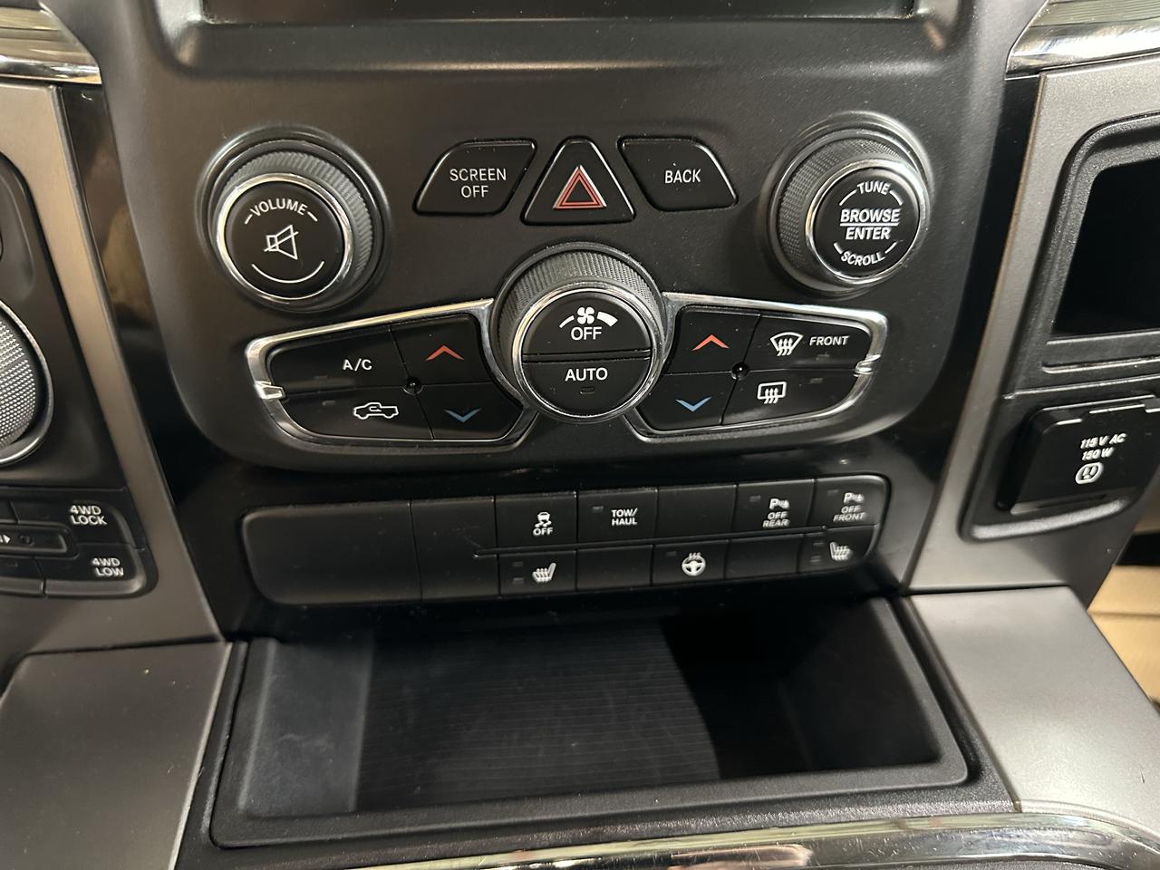 2016 RAM 1500 4WD Crew Cab 140.5" Sport Photo19