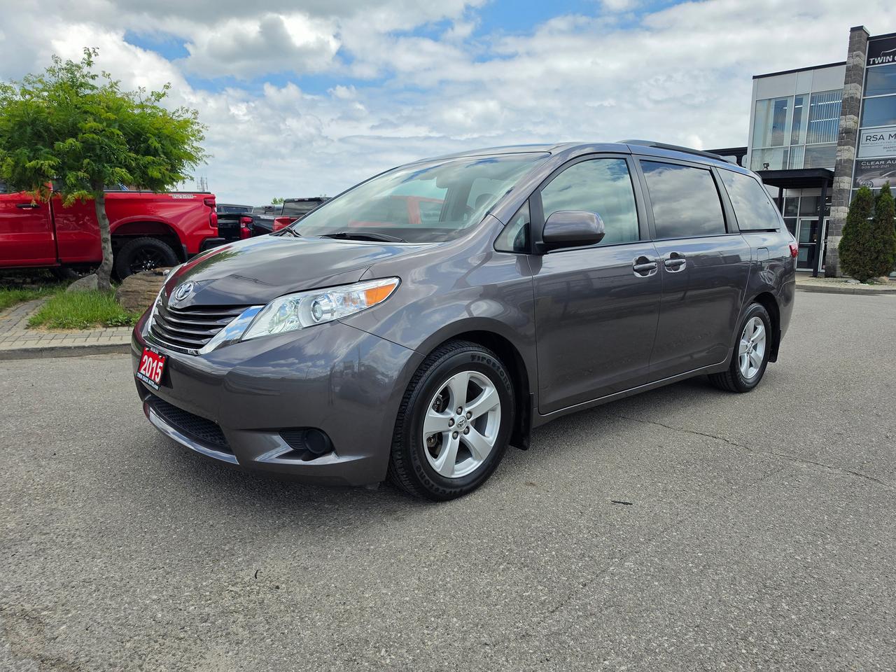 2015 Toyota Sienna LE | CLEAN - Photo #1