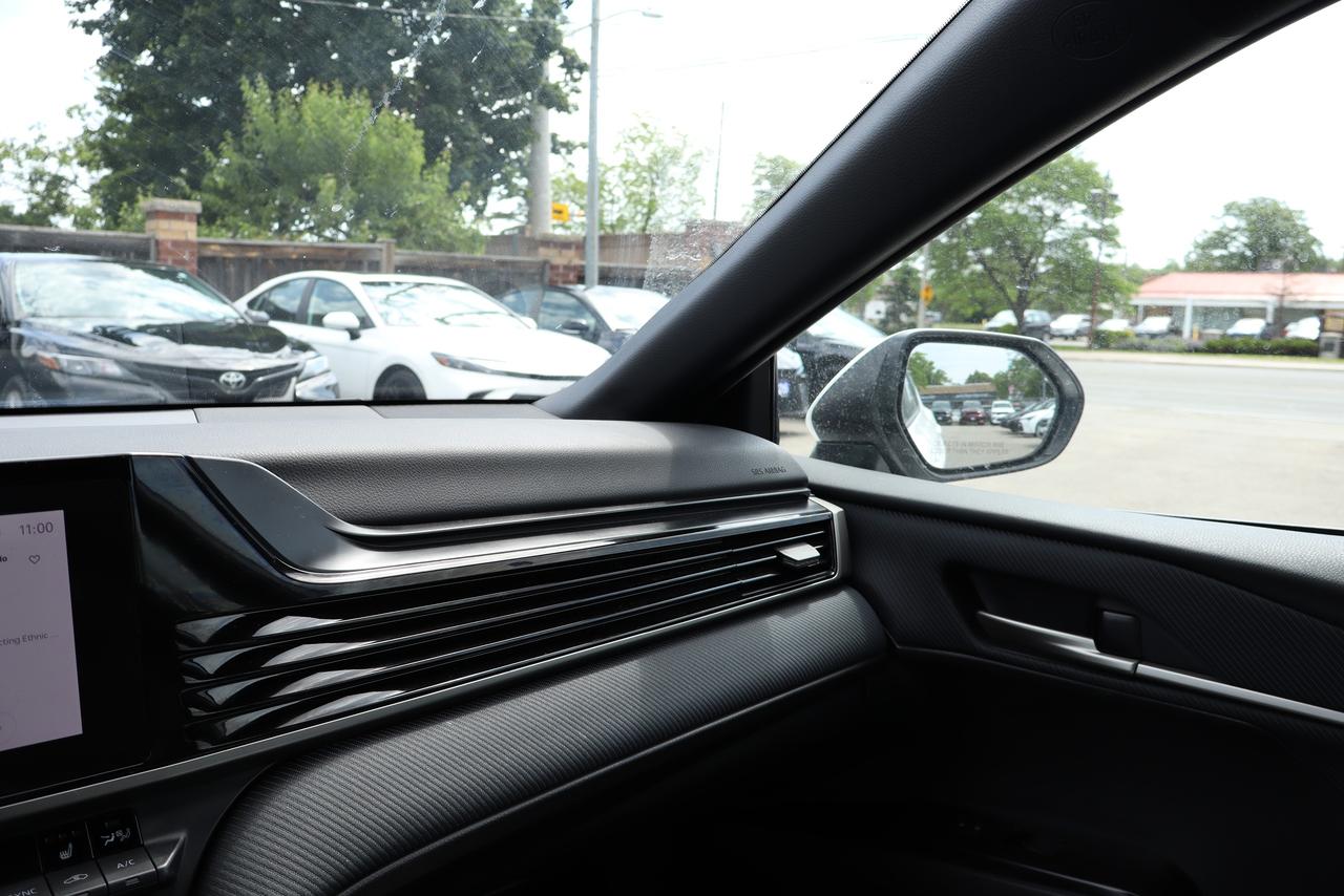 2025 Toyota Camry SE Hybrid Photo