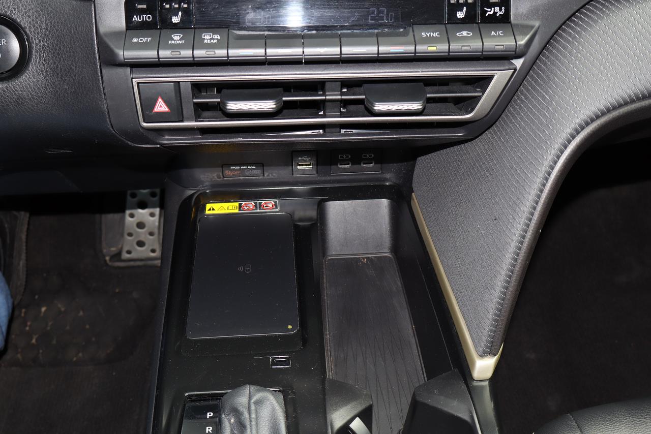 2025 Toyota Camry SE Hybrid Photo
