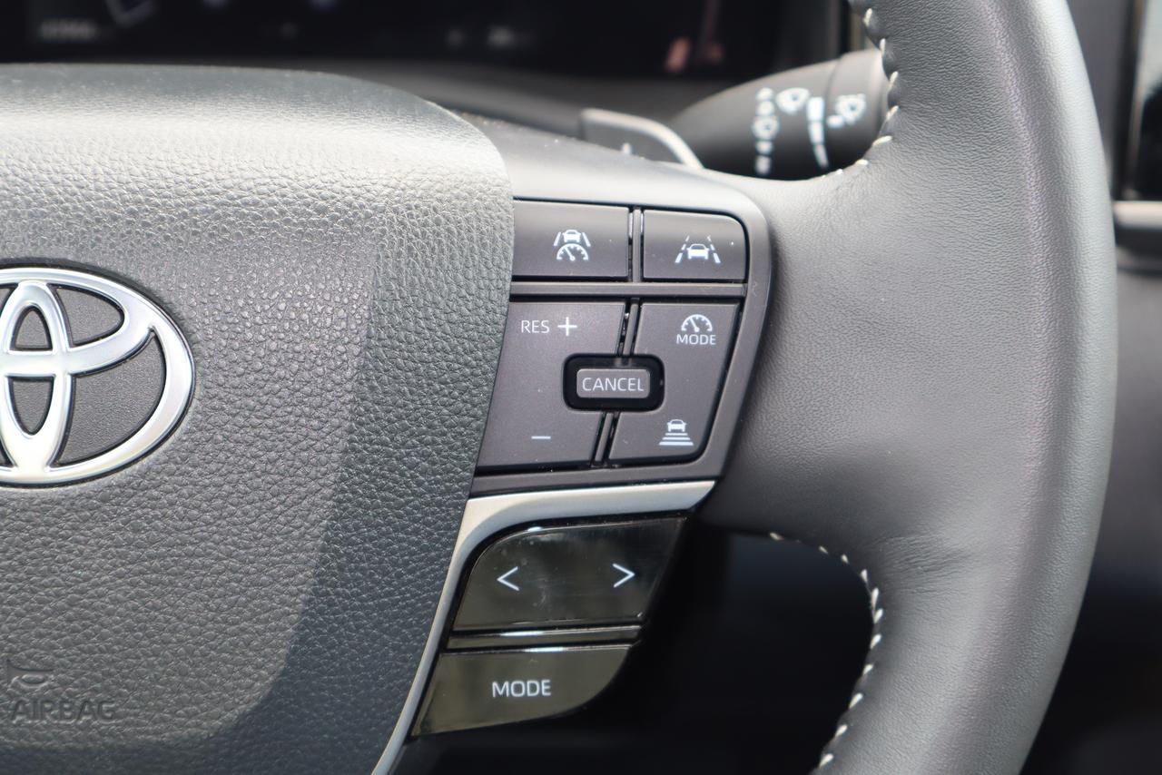 2025 Toyota Camry SE Hybrid Photo