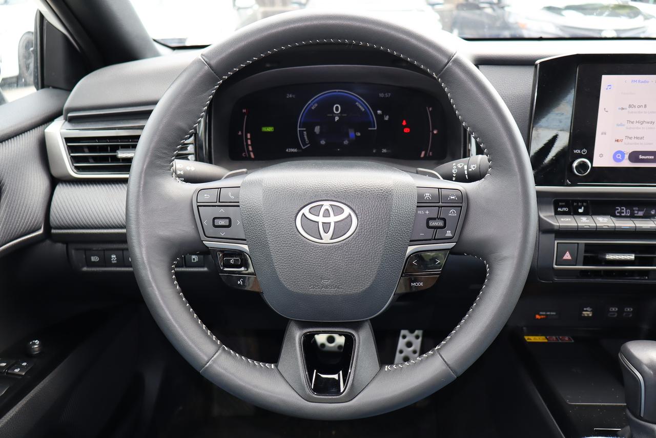 2025 Toyota Camry SE Hybrid Photo