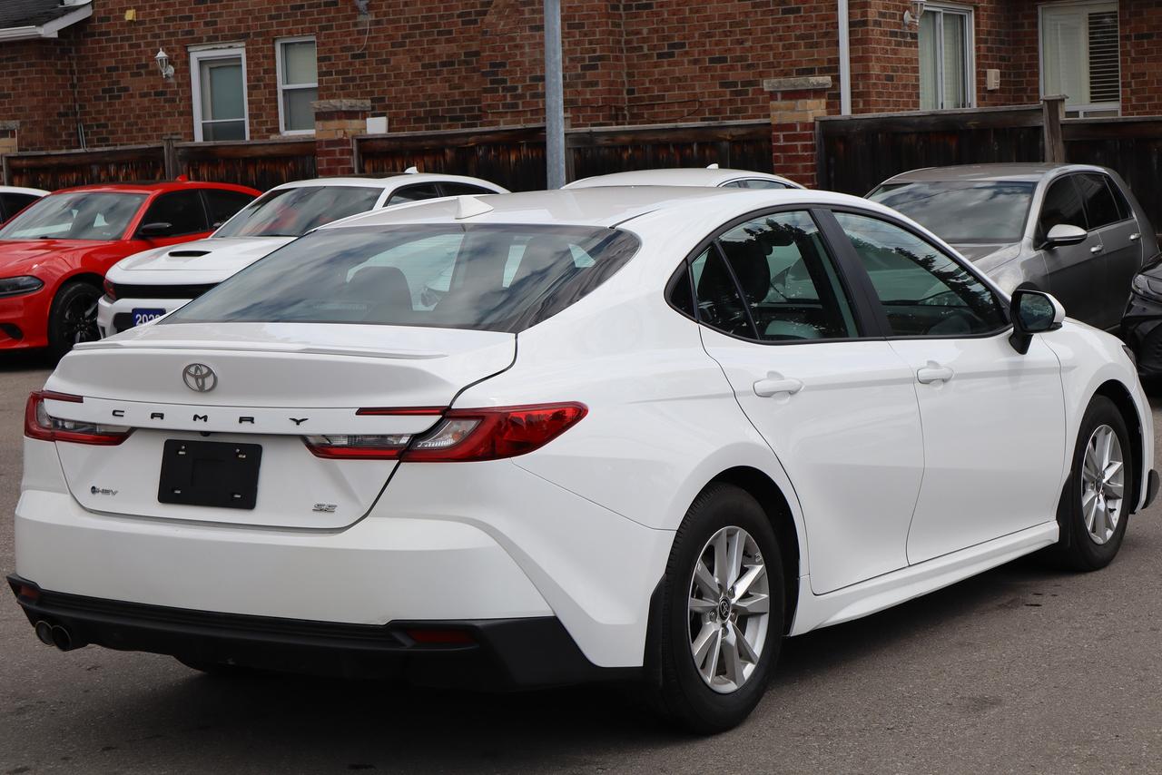 2025 Toyota Camry SE Hybrid Photo