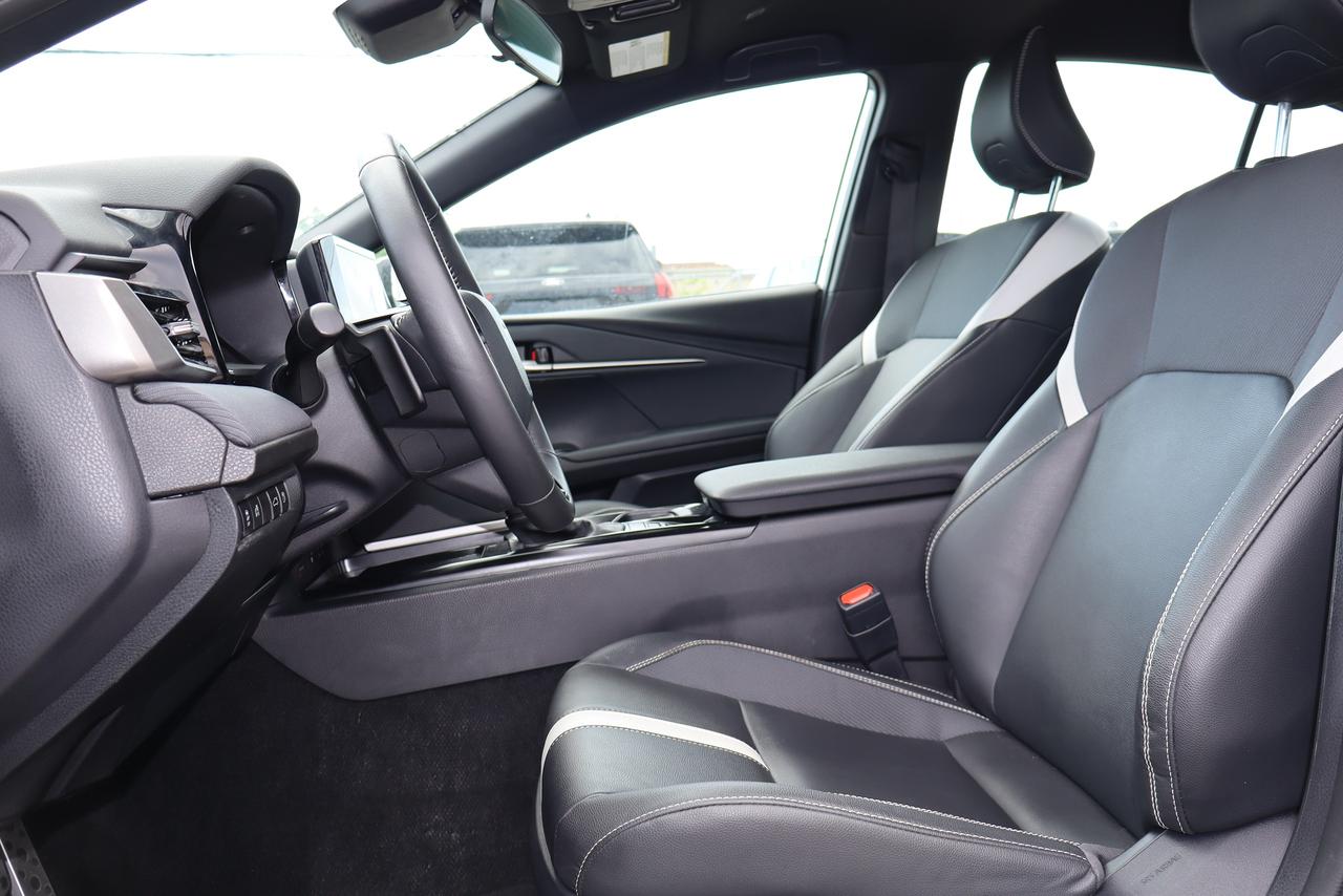 2025 Toyota Camry SE Hybrid Photo