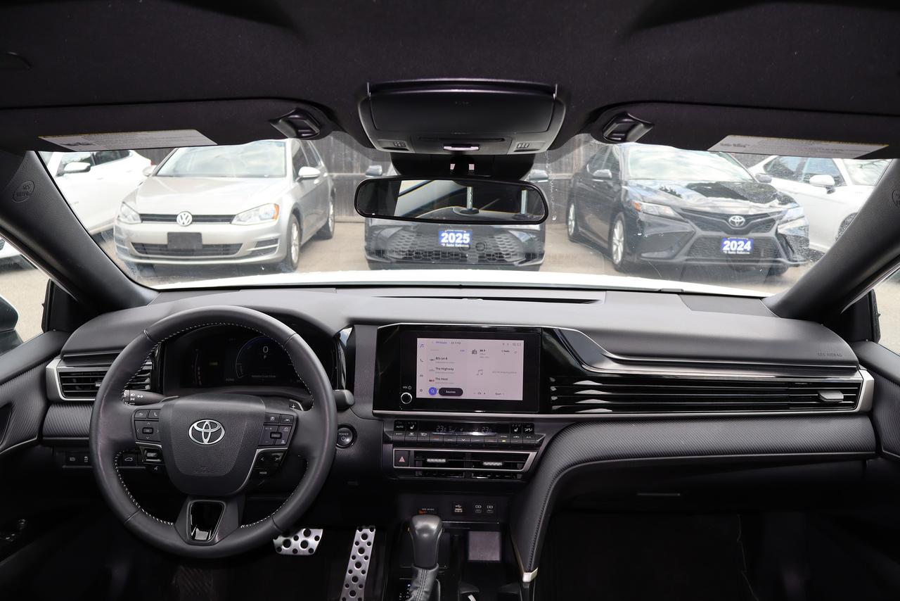 2025 Toyota Camry SE Hybrid Photo