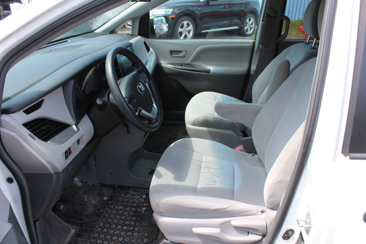 2017 Toyota Sienna  Photo4