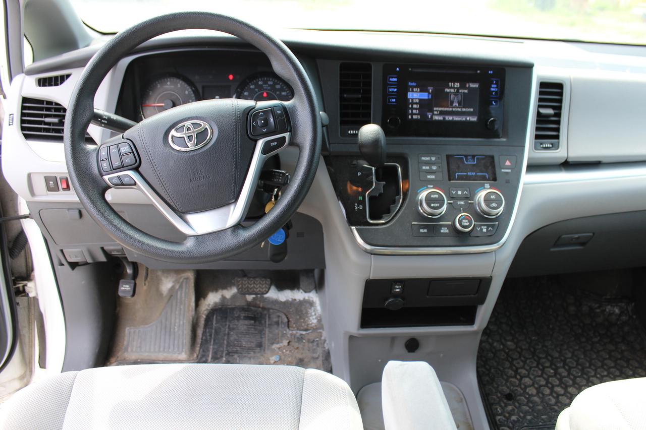 2017 Toyota Sienna  Photo