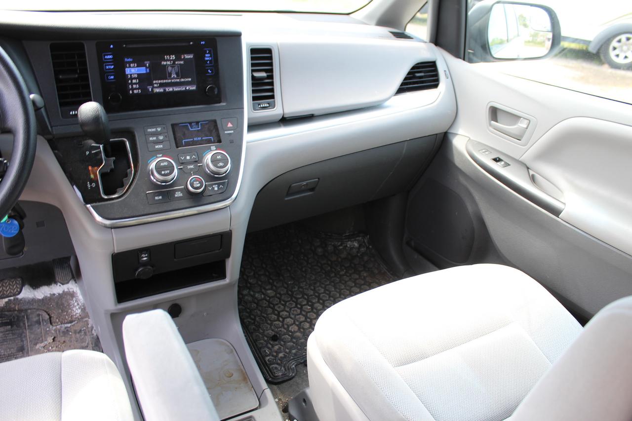 2017 Toyota Sienna  Photo