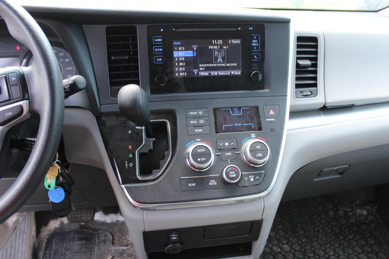 2017 Toyota Sienna  Photo