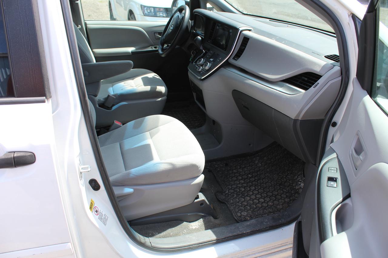 2017 Toyota Sienna  Photo