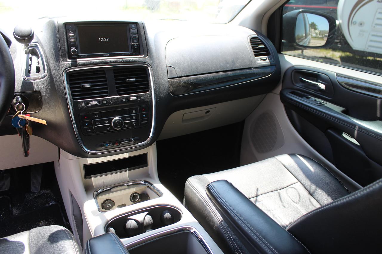 2017 Dodge Grand Caravan Crew Plus Photo