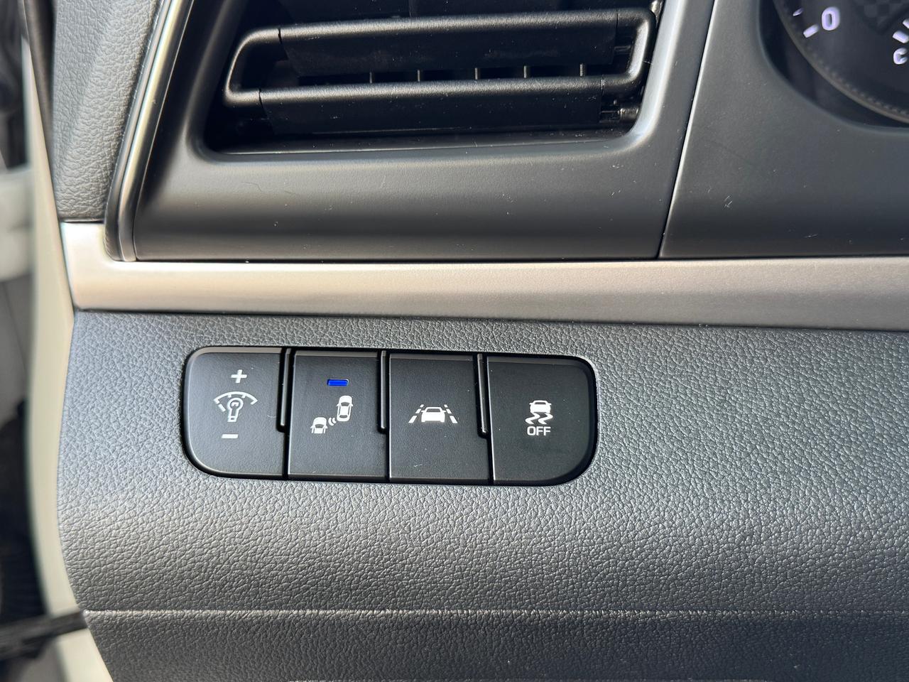 2019 Hyundai Elantra Preferred  w/Sun & Safety Package+CLEAN CARFAX Photo