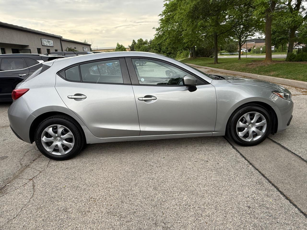 2014 Mazda MAZDA3 GX-SKY,6 SPD..MANUAL SPORT,LOW KM'S CERTIFIED ! Photo3