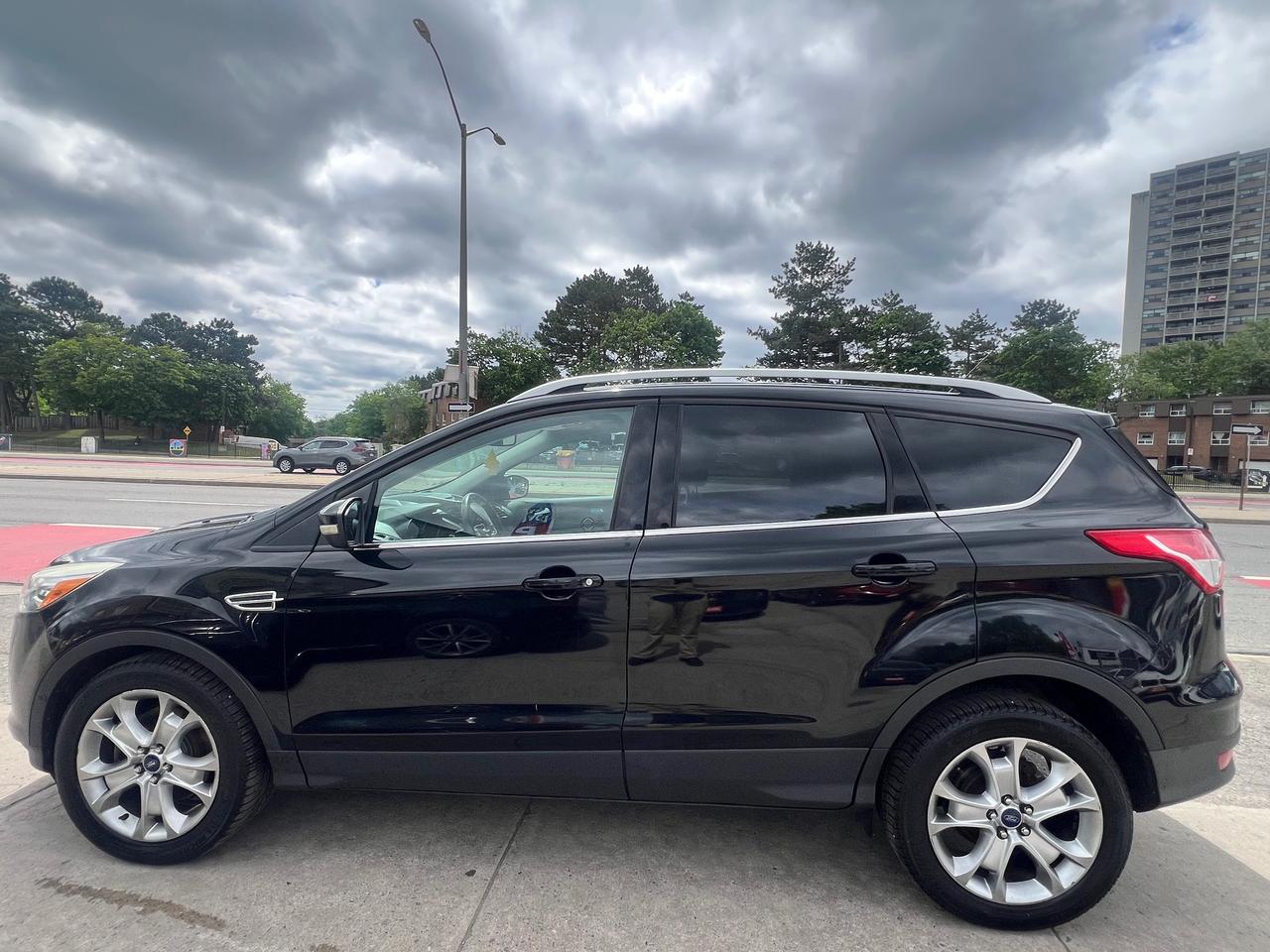2016 Ford Escape LEATHER- SUNROOF-NAV-BACK CAM- BLUETOOTH & MORE! Photo3