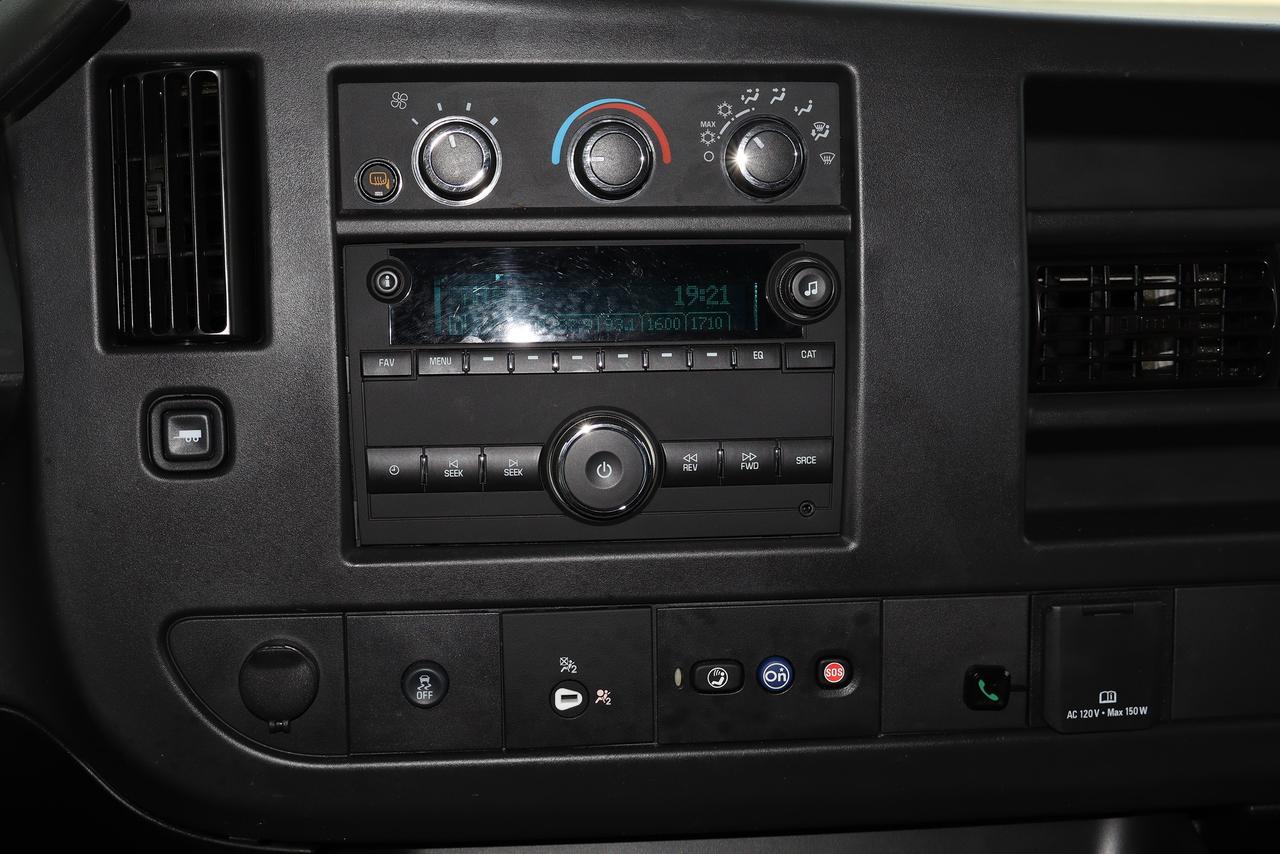2025 Chevrolet Express Cargo Van RWD 2500 135" Photo4