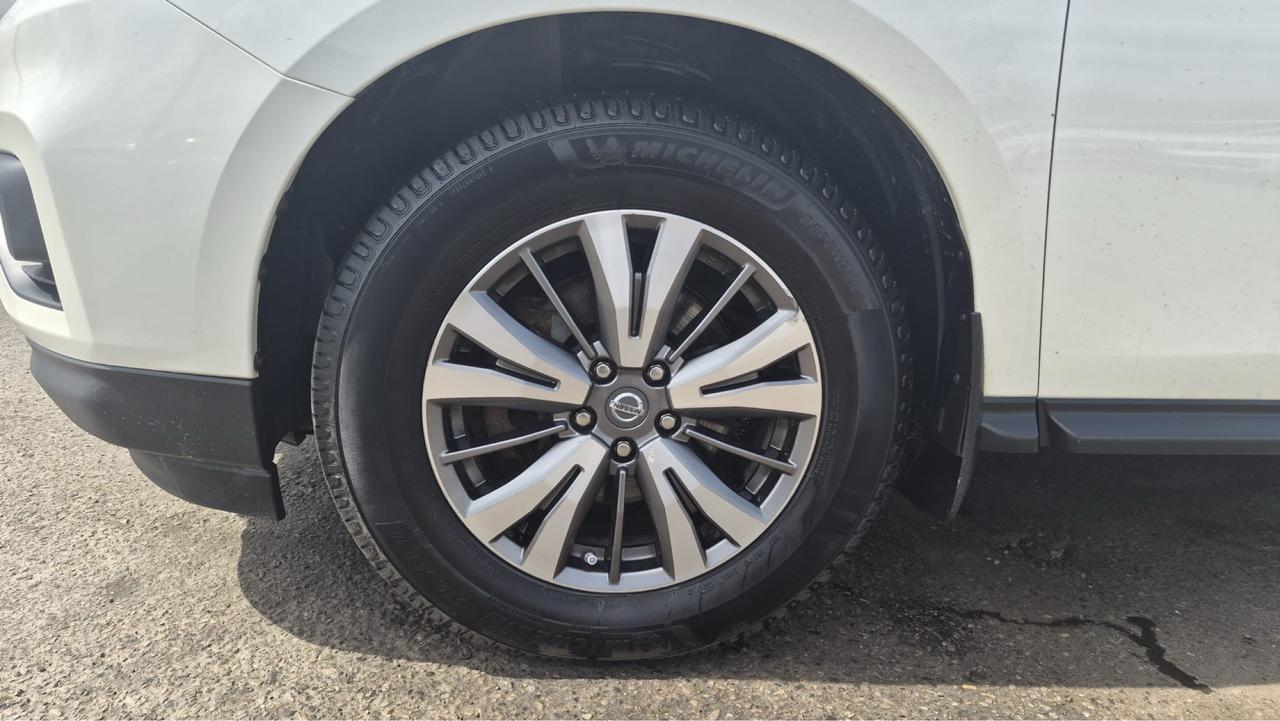 2018 Nissan Pathfinder SL Premium, 4X4, LEATHER, NAVI, 7 PASSENGER, CERT Photo