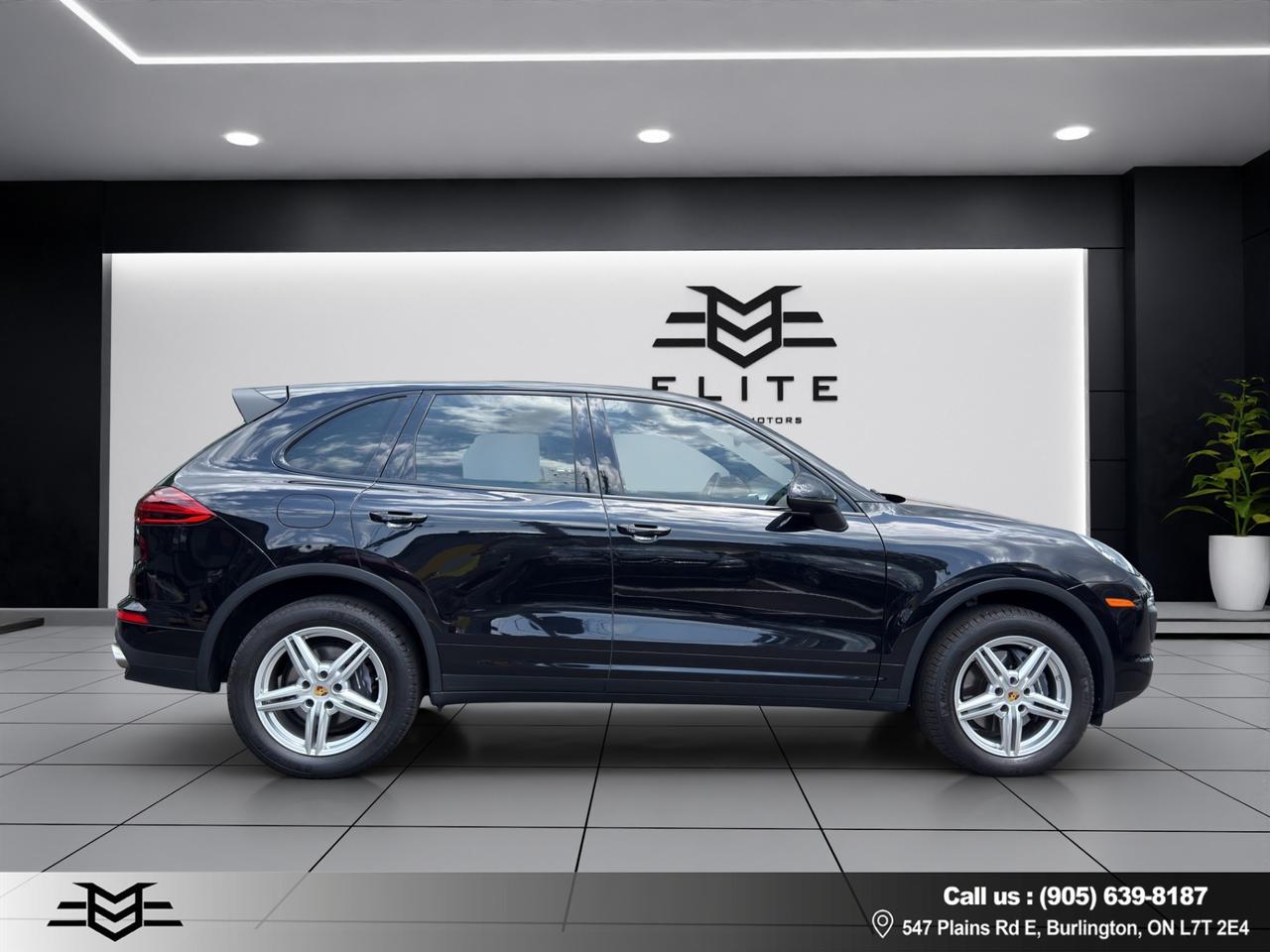 2017 Porsche Cayenne AWD - Navigation - Leather - Sunroof - Low Low Kms !!! Photo