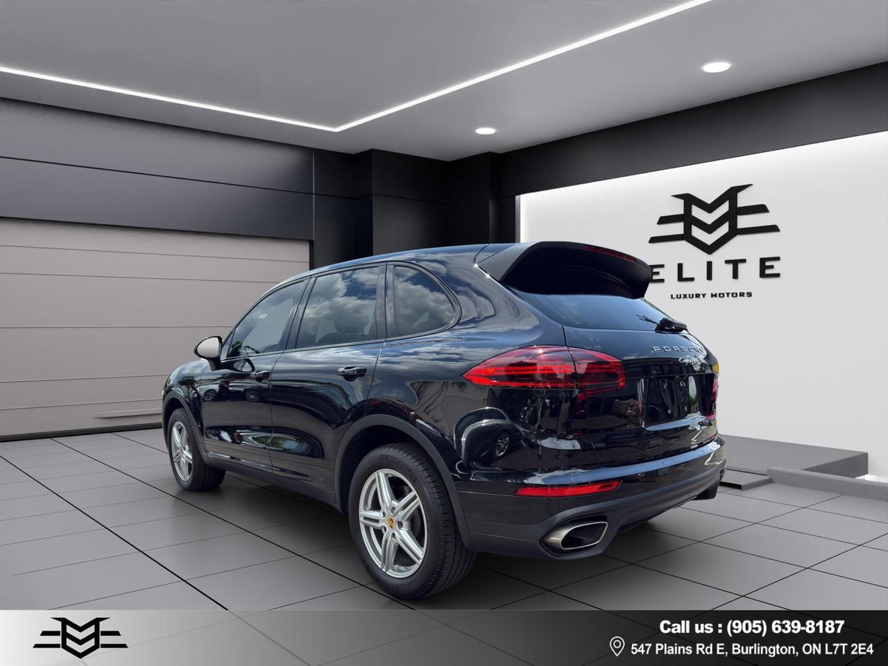 2017 Porsche Cayenne AWD - Navigation - Leather - Sunroof - Low Low Kms !!! Photo