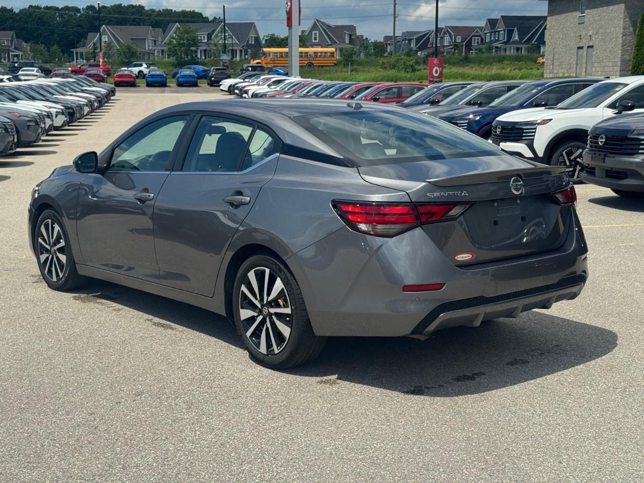 2022 Nissan Sentra SV CVT Photo4