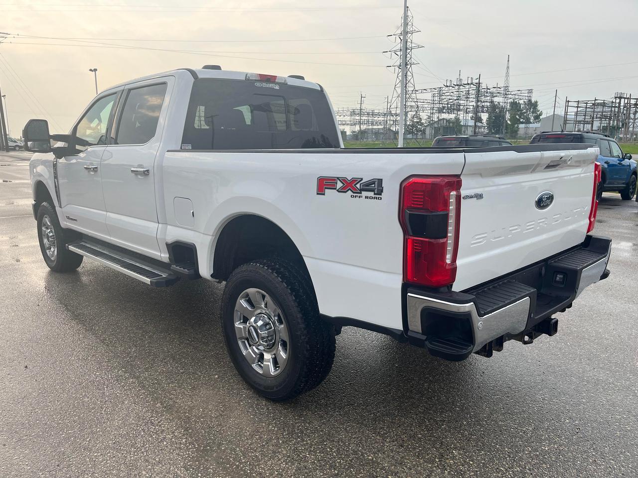 2023 Ford F-350 Super Duty SRW LARIAT 4WD CREW CAB 6.75' BOX Photo3