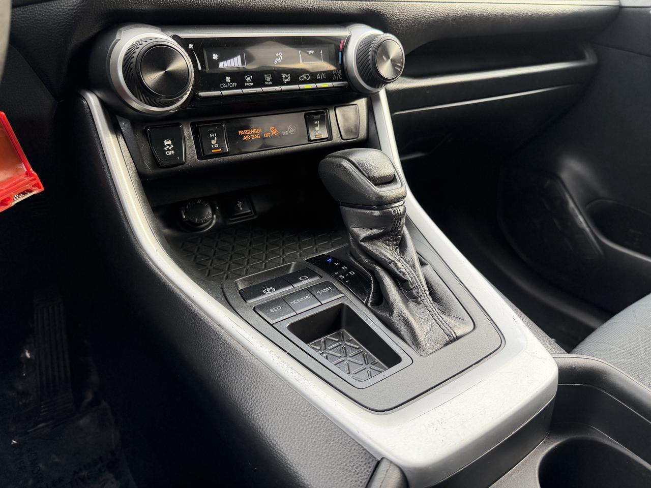 2020 Toyota RAV4 LE FWD Photo