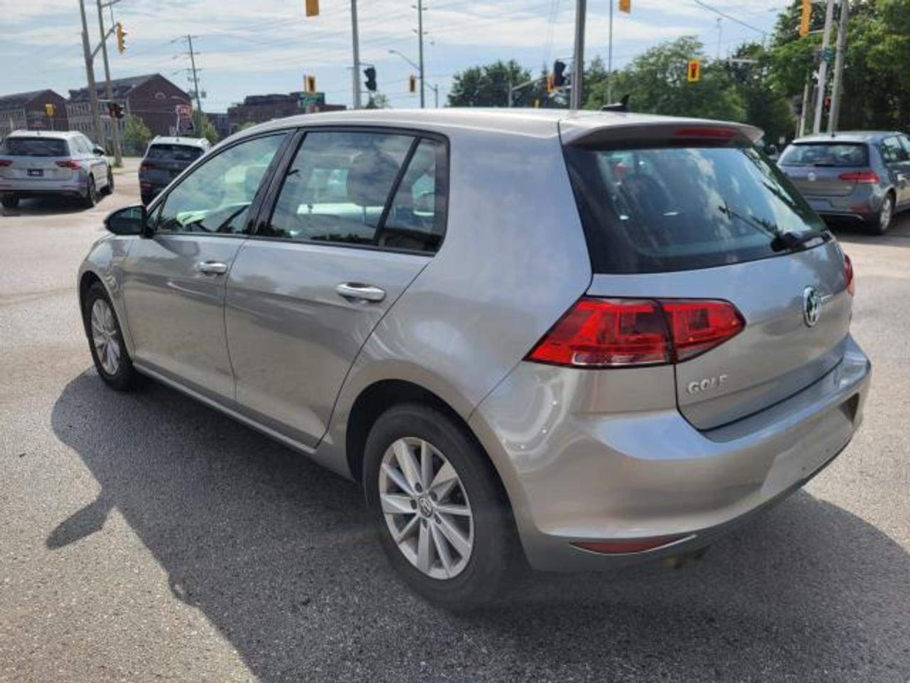 2016 Volkswagen Golf TRENDLINE Photo
