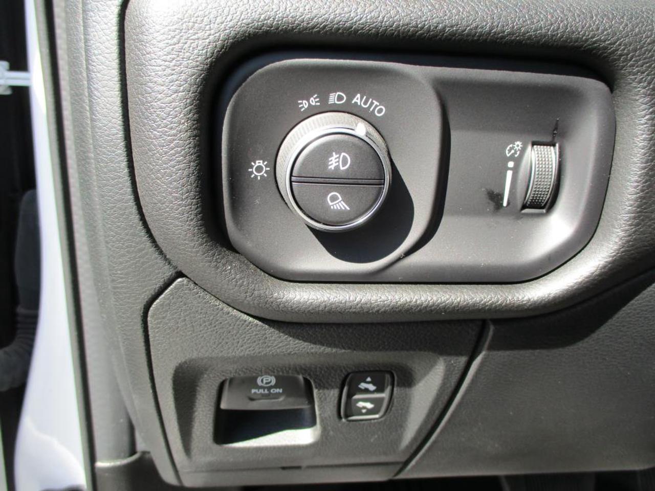 2023 RAM 1500 SPORT CREW CAB 4X4 Photo