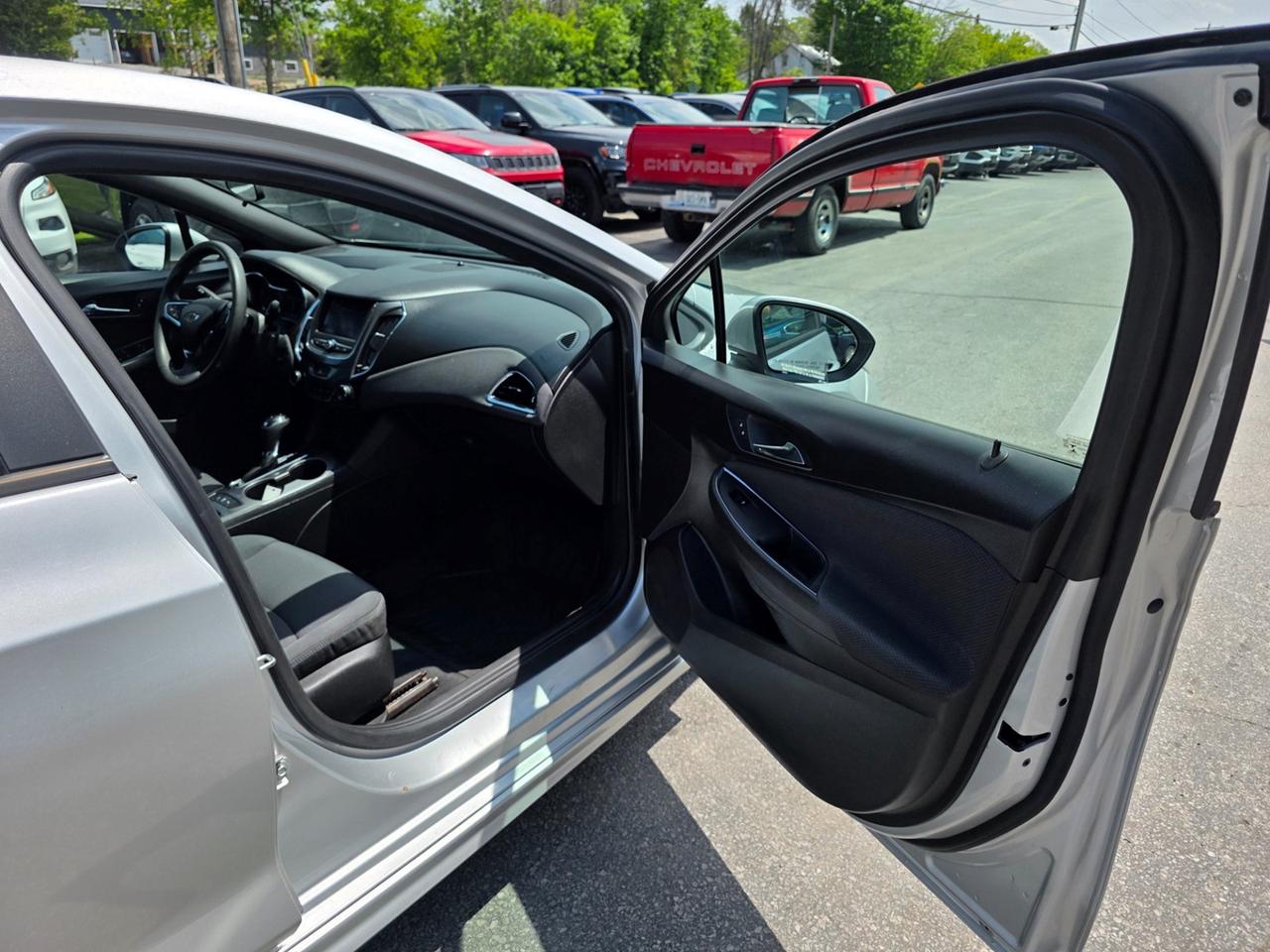 2019 Chevrolet Cruze LT Photo