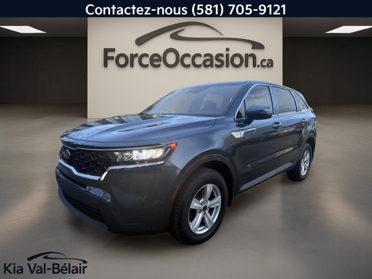 Jamais accidenté // Un seul propriétaire // Inspecté en 135 points

Le Kia Sorento 2021 LX+ offert chez Kia Val-Bélair à Québec propose un format pratique pour la famille, une traction intégrale, un moteur 2,5 litres et une transmission automatique à 8 vitesses. Avec seulement 26 957 km, sa finition grise et son habitacle noir en font un VUS sobre, polyvalent et bien équipé.

CARACTÉRISTIQUES DU SORENTO LX+ * AWD * CRUISE * CAMÉRA * CARPLAY * VOLANT CHAUFF *

»» Traction intégrale pour conduite plus rassurante
»» Régulateur de vitesse pour longs trajets
»» Caméra de recul pour manoeuvres simplifiées
»» Volant chauffant inclus sur ce véhicule

CARACTÉRISTIQUES DE SÉCURITÉ AVANCÉES

»» Avertissement de sortie de voie inclus
»» Caméra de recul pour stationnement précis
»» Contrôle de stabilité et freins ABS
»» Coussins gonflables latéraux et de tête

Le Kia Sorento 2021 LX+ mise sur des équipements utiles au quotidien, sans surcharge inutile. La présence du contrôle de stabilité, des serrures de sécurité enfant, de la surveillance de la pression des pneus et du capteur de présence passager ajoute des éléments concrets pour la conduite de tous les jours.

PERFORMANCE ET EFFICACITÉ

»» Moteur 2,5 litres à essence
»» Transmission automatique à 8 vitesses
»» Direction assistée pour conduite plus légère
»» Traction intégrale adaptée aux saisons dici

Ce groupe motopropulseur convient bien à un usage varié, que ce soit pour les déplacements urbains, les routes régionales ou les conditions hivernales de Québec. La transmission automatique à 8 vitesses aide à garder une conduite souple et bien étagée selon la vitesse demandée.

CONFORT

»» Sièges avant chauffants bien appréciés lhiver
»» Climatisation avant pour confort quotidien
»» Volant réglable pour meilleure position
»» Vitres électriques et rétroviseurs électriques

Lhabitacle noir présente une ambiance simple et fonctionnelle. Les rétroviseurs chauffants, le dégivreur de vitre arrière, les miroirs de courtoisie éclairés et le pack déclairage ambiant ajoutent des détails pratiques qui facilitent lutilisation du véhicule matin et soir.

TECHNOLOGIE ET CONNECTIVITÉ

»» Intégration Bluetooth pour appels mains libres
»» Commandes audio directement au volant
»» Radio HD incluse au tableau de bord
»» Phares automatiques et phares à DEL

Ce Sorento met laccent sur des fonctions faciles à utiliser. Les commandes audio au volant réduisent les distractions, tandis que la connectivité Bluetooth permet de rester branché simplement. La caméra de recul ajoute aussi une aide visuelle concrète lors des manoeuvres en espace restreint.

ESPACE DE CHARGEMENT

»» Accès au coffre arrière pratique
»» 4 portes pour accès facile
»» Banquette utile pour usage familial
»» Format VUS polyvalent au quotidien

Le format du Kia Sorento 2021 LX+ convient bien aux besoins dune famille active ou dun conducteur qui veut plus despace quune voiture traditionnelle. Son hayon arrière facilite le chargement des sacs, articles de sport ou courses de la semaine.

RÉCOMPENSES ET RECONNAISSANCES

»» Top Safety Pick, Insurance Institute for Highway Safety, 2021

APPRÉCIÉ DES AUTRES PROPRIÉTAIRES

»» Conduite stable et rassurante en hiver
»» Habitacle pratique pour la vie quotidienne
»» Sièges chauffants utiles par temps froid
»» Commandes simples et faciles à comprendre

GARANTIE

»» Garantie légale seulement
»» Garantie dusage
»» Garantie de durée raisonnable
»» Garantie contre les vices cachés

Ce Kia Sorento 2021 LX+ usagé vendu par Kia Val-Bélair à Québec représente un choix sensé pour qui cherche un VUS à traction intégrale, bien équipé et affichant un faible kilométrage de 26 957 km. Sa combinaison de sécurité, de confort et de polyvalence en fait un véhicule facile à apprécier au quotidien.

Le NIV de ce Kia Sorento LX+ * AWD * CRUISE * CAMÉRA * CARPLAY * VOLANT CHAUFF * 2021 est le 5XYRGDLC8MG004393 .

Garantie prolongée disponible, livraison en 48h