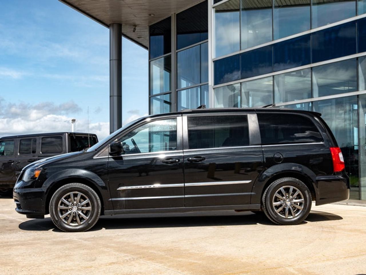 2015 Chrysler Town & Country S Photo