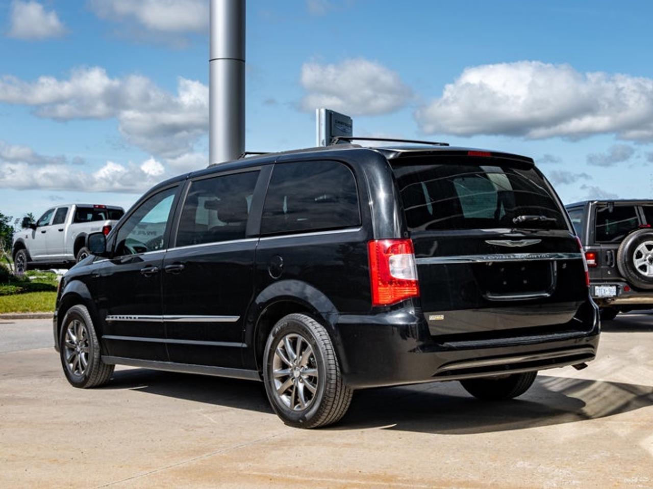 2015 Chrysler Town & Country S Photo