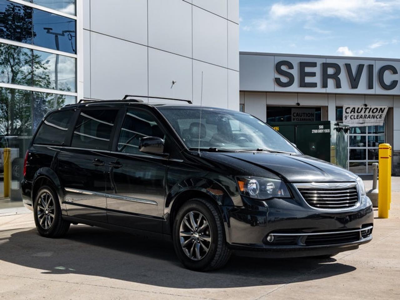 2015 Chrysler Town & Country S Photo